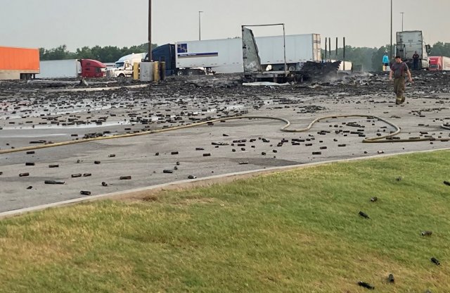 Ennyi maradt a dezodorokat szállító kamionból a robbanás után!