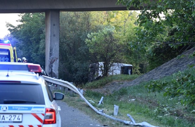 Magyar honosságú autóbusz borult fel az M7 autópályán