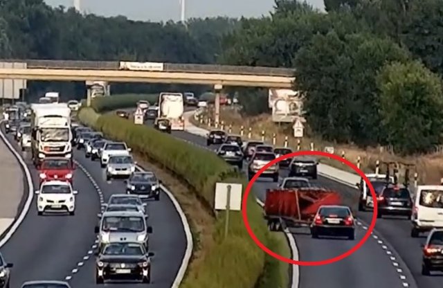 Videón az M1-esen elszabadult, majd rommá tört utánfutó!