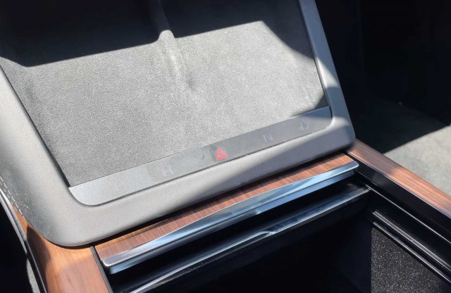 Megtalálták a „rendes” irányváltót az új Teslában, mutatjuk!