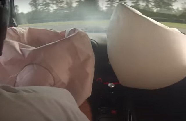 Belsőkamerás felvételen, ahogy lezúznak egy Honda S2000-et