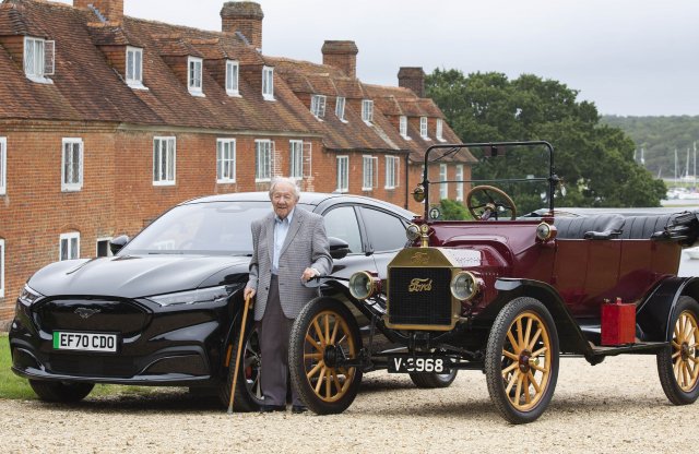101 éves ügyfelét hívta Mustang Mach-E tesztvezetésre a Ford