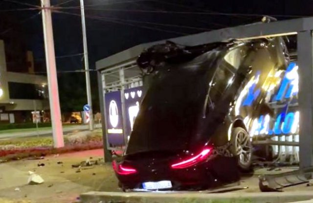 Nem adta ki: AMG Merci a körforgalom közepén Bulgáriában