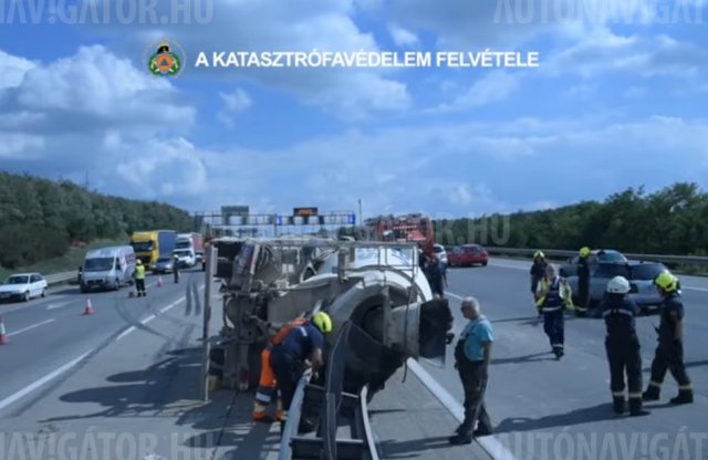 Betonkeverő borult az M0 autóúton, videón a mentése