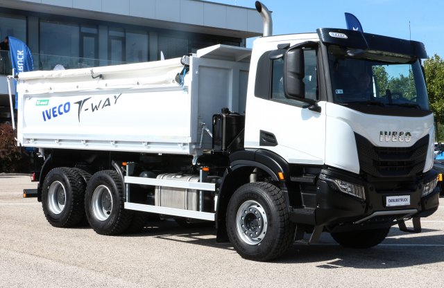 Ez a férfias, nem az X7 – Íme az Iveco legújabb dömpere!