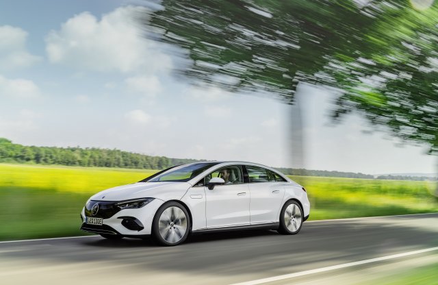 Újabb elektromos Mercedes érkezik, íme az EQE