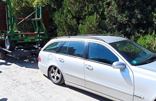 A földet érte a tréler, úgy meg volt rogyva a román Merci!