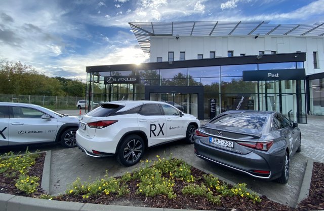 Hatalmas autóskereskedés nyílt a Váci úton, Lexust is kínálnak