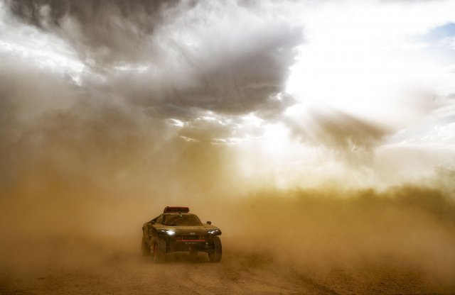Homokviharban nyúzták az Audi RS Q e-tront, bírta