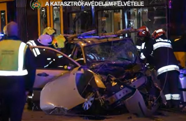 Videón a XI. kerületben villamossal ütköző autó mentése!