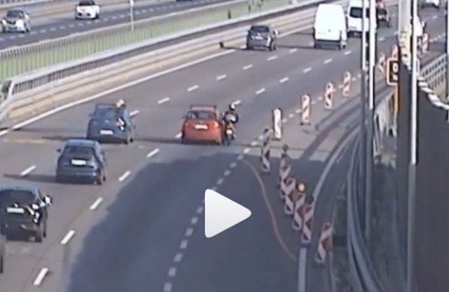 Motor és autó találkozását rögzítette a Magyar Közút kamerája