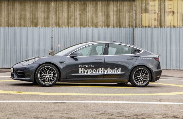 Dupla szentségtörés? Benzines hibriddé alakítottak egy Teslát!