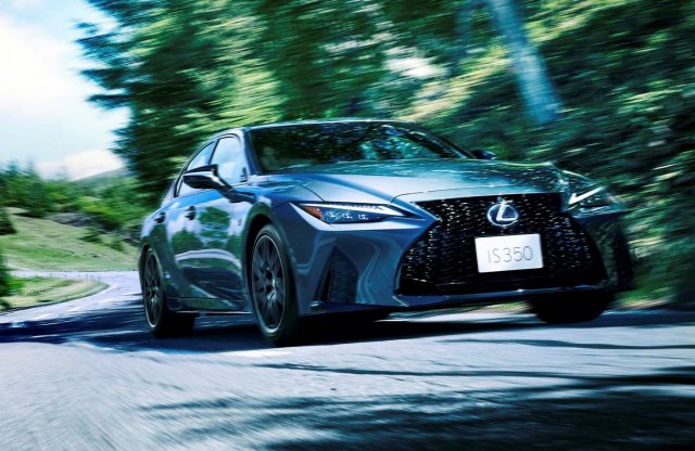 Két új, limitált szériás csomaggal támad a Lexus IS