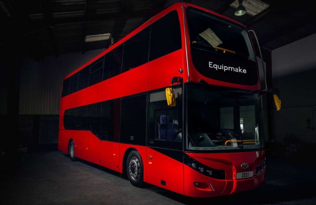 A híres londoni buszok is konnektorra váltanak