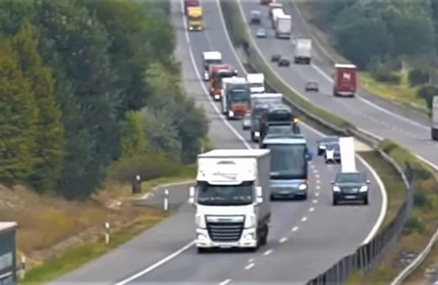 Videón az autópályatempónál elszabadult rakomány!