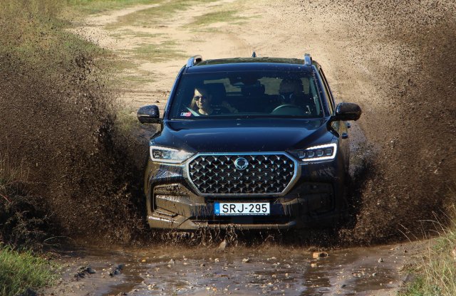 Ez már nem SUV, annál komolyabb, és családi kedvezményt is kap!