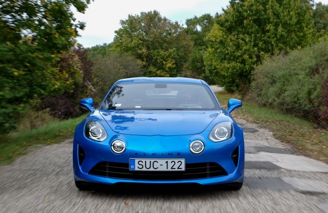 Most még lehet benzint égetni az Alpine volánja mögött!