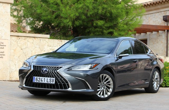 Van élet a visszapillantó tükrön túl? – Lexus ES menetpróba
