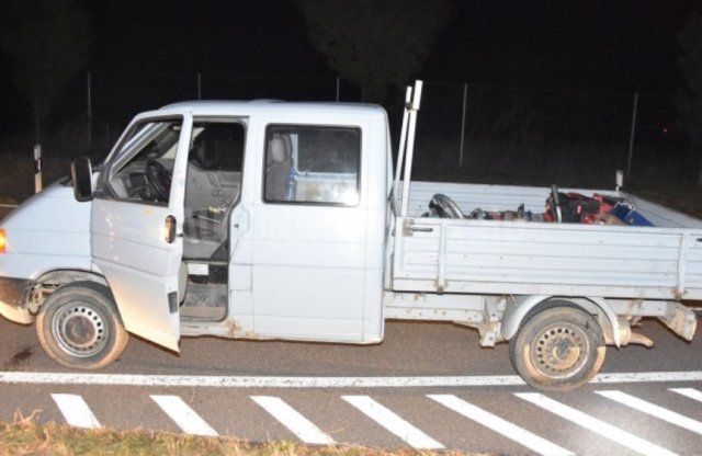 Lopni ment a lopott kocsival, de kifogyott a gázolaj