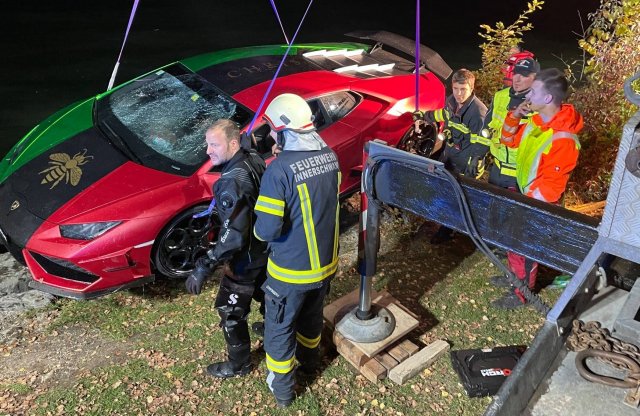 Fék helyett a gázra lépett, a tóban landolt a Lamborghinije