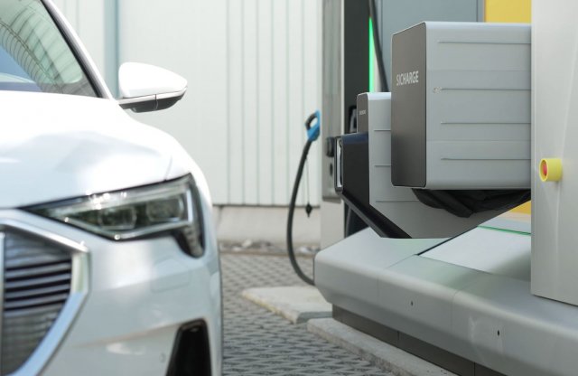 Odajön, hogy feltöltse neked az autódat