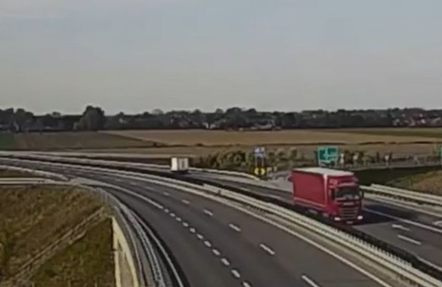 Forgalommal szemben hajtott egy kamion az M85-ösön