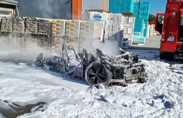 Ennyi maradt a Székesfehérváron kiégett villanyautóból!