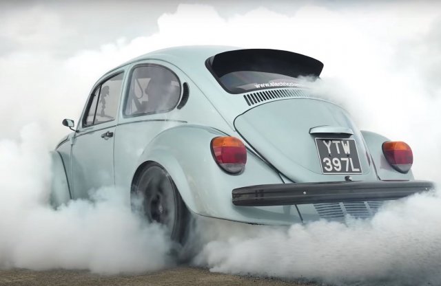 Ilyet még nem láttál! Tesla-Bogár a Porsche 911 GT3 RS ellen!