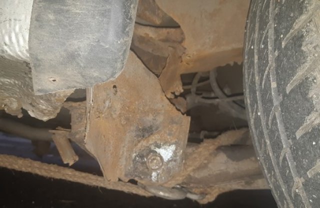 Kötéllel rögzítették az életveszélyes Opel Corsa futóművét