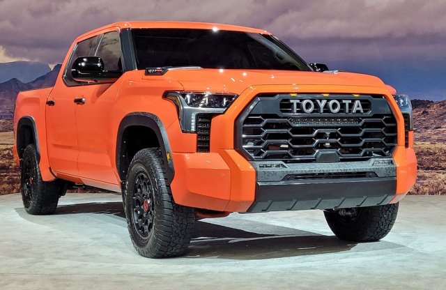 Óriástökökkel reklámozza új pickupját a Toyota