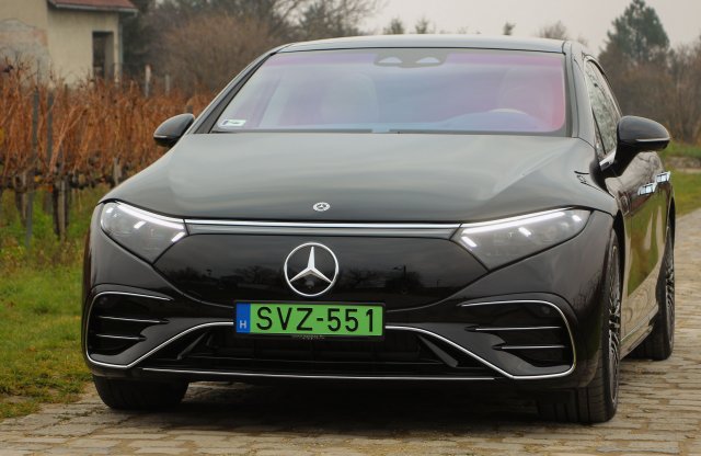 Ettől beleszeretsz a villanyautókba! Íme a Mercedes-Benz EQS!