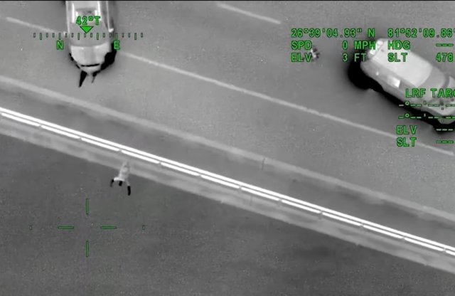 Videó: rommátörte a lopott autót a hídon, kiszállt és leugrott