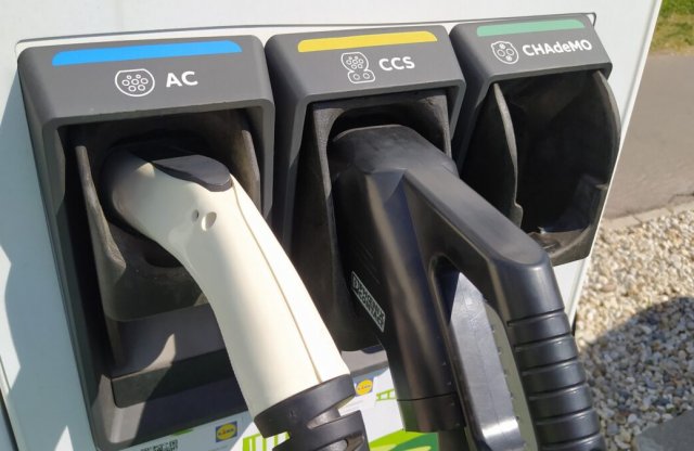 Angliában minden új épülethez kötelező lesz a villanyautó-töltő