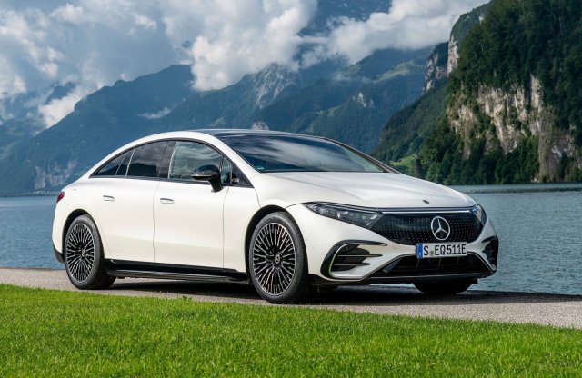 Mercedes EQS vs. S-osztály – ki nyer négyszáz méteren?