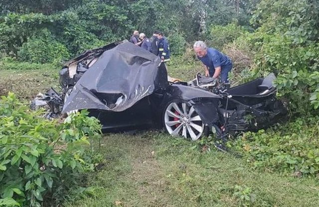Találd ki, miként úszta meg a rommá tört Tesla sofőrje