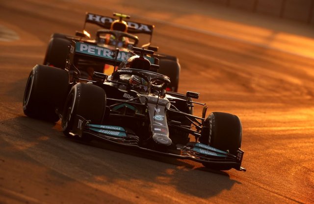 Még mindig nem dőlt el az idei F1 világbajnoki cím sorsa