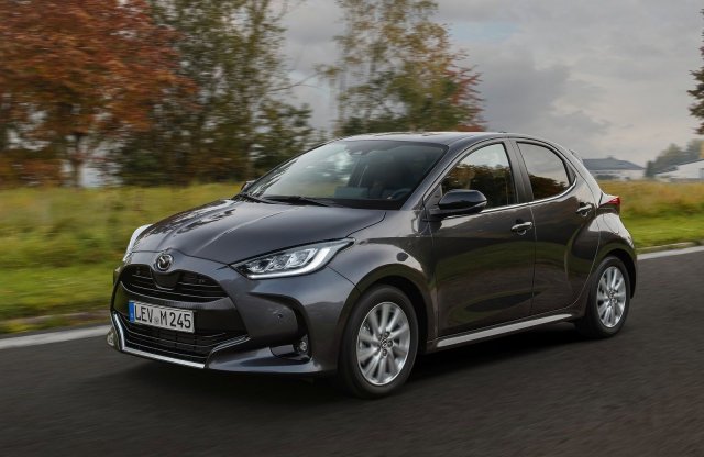 Hivatalos: a Mazda első öntöltő hibridje lényegében egy Toyota