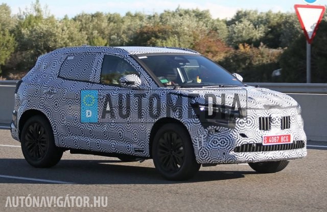 Máris kémfotókon látható a vadonatúj Renault Austral