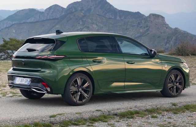Nyolc évet ad a hagyományos motoroknak a Peugeot