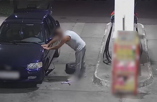 Videó: Az ittas sofőrnek beletörik a bicskája a kerékcserébe