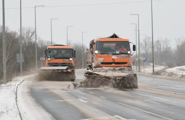 Nézd meg, miként készülnek a közutasok a csütörtöki ónos esőre!
