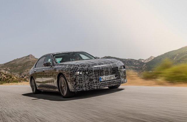 Álruhába bújva mutatták meg a BMW elektromos luxusszedánját