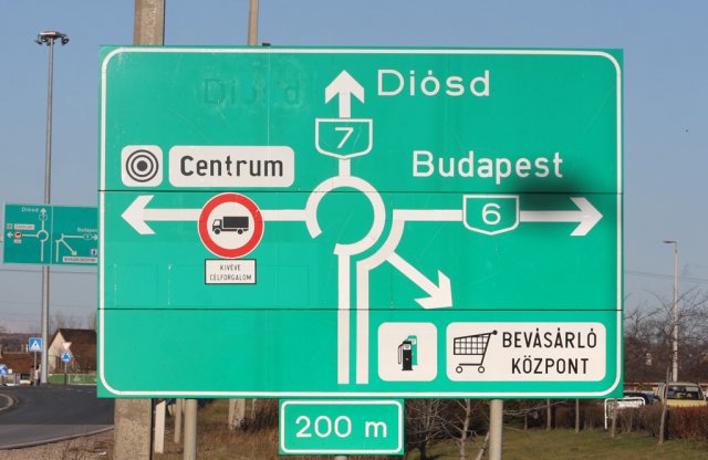 A hazai autósok többsége időnként fittyet hány a KRESZ-re
