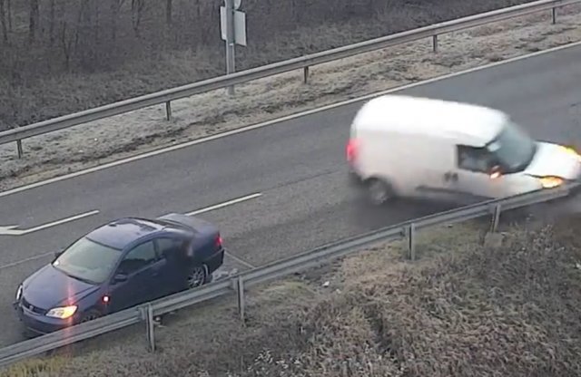 Ezért ne várakozz a lerobbant autód mellett - videón a tanulság