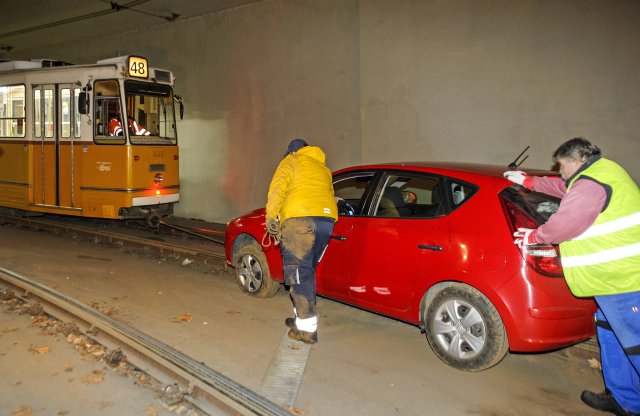Villamos húzta ki az aluljáróba szorult autót Budapesten