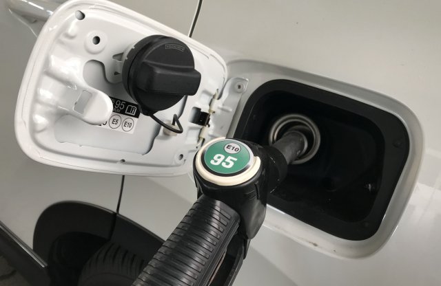 Szerdán csökken a benzin ára, akár a kutakon is
