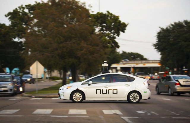 Önvezető Toyoták futárkodnak Kaliforniában