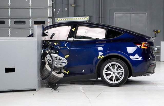 Így törik a Tesla kisebbik crossovere!