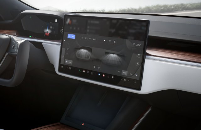 A Tesla új frissítésében a duda mellé megafon is kerül