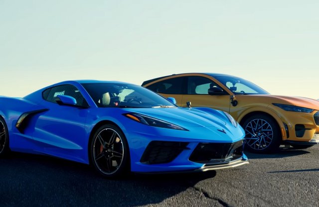 Videón egy villany-Mustang egy V8 Corvette ellen: ki nyer ma?